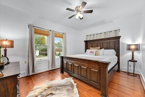 4 bedrooms, free WiFi, bed sheets - “Hometown Hideaway” in the heart of Downtown Liberty Hill (Liberty Hill)