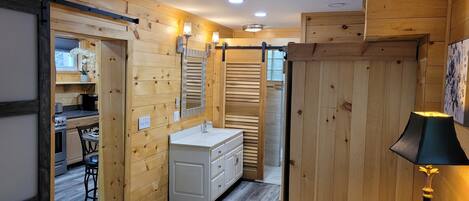 1 habitación, tabla de planchar con plancha, wifi gratis y ropa de cama