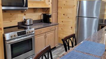 Micro-ondes, lave-vaisselle, cafetière/bouilloire