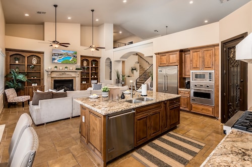 WHISPERING PALMS- SLEEPS 20 - Vacation PARADISE-4300SF Free Pool Heat; putt putt