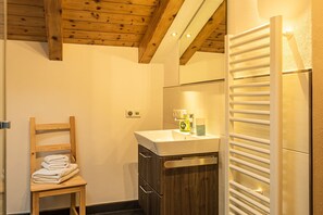 Een douche, een haardroger, handdoeken