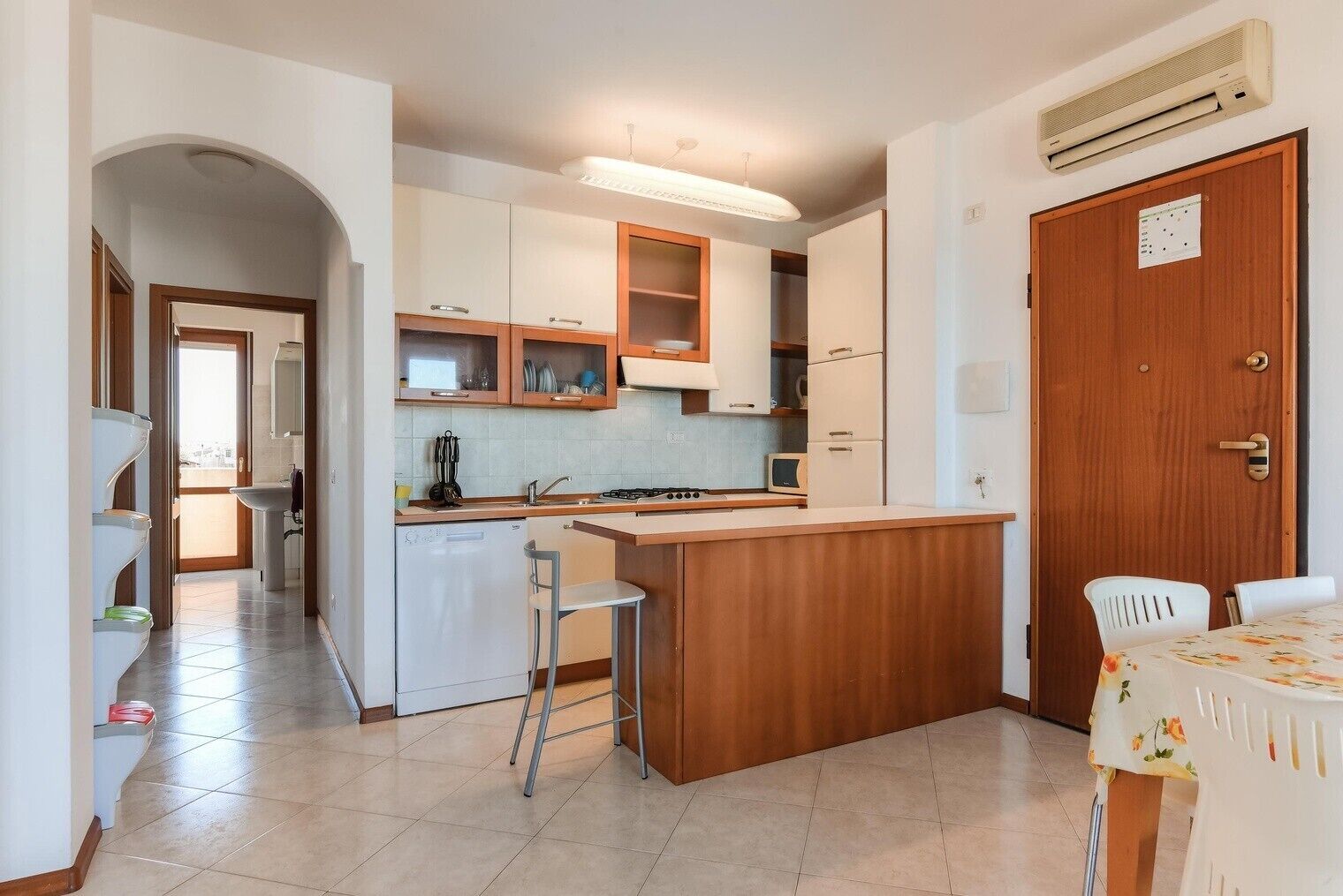 Frigorifero, microonde, forno, piano cottura