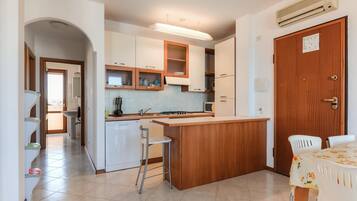 Frigorifero, microonde, forno, piano cottura