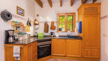 Een koelkast, een oven, een kookplaat, een vaatwasser