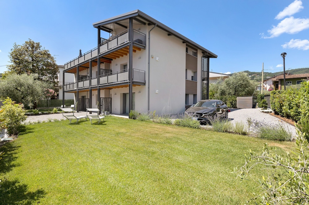 Villa Donne del Lago Apartment Marta with Lake View, Pool, Wi-Fi & Garden
