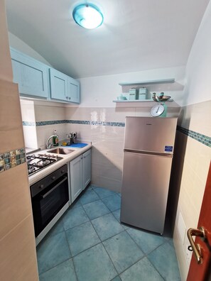 Fridge, oven, stovetop, coffee/tea maker - Apartment "La Casetta al Porto" with Wi-Fi & Air Conditioning (Ischia)