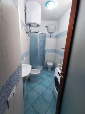 Shower, hair dryer, towels - Apartment "La Casetta al Porto" with Wi-Fi & Air Conditioning (Ischia)