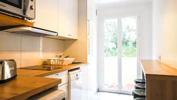 Réfrigérateur, micro-ondes, plaque de cuisson, lave-vaisselle