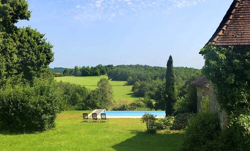 A hidden paradise to find yourself in. Large villa, infinity pool
