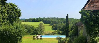 A hidden paradise to find yourself in. Large villa, infinity pool