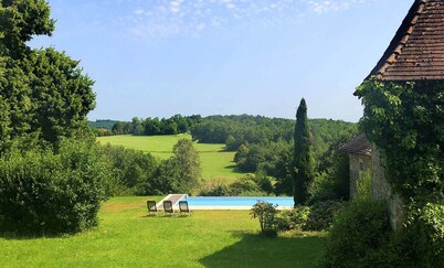 A hidden paradise to find yourself in. Large villa, infinity pool