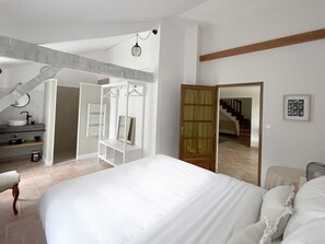 7 makuuhuonetta, silitysrauta/-lauta, ilmainen Wi-Fi, vuodevaatteet