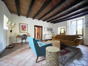 Een open haard en boeken