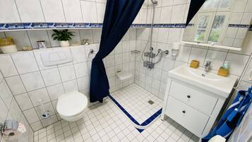 Douche, sĂšche-cheveux, serviettes fournies, savon