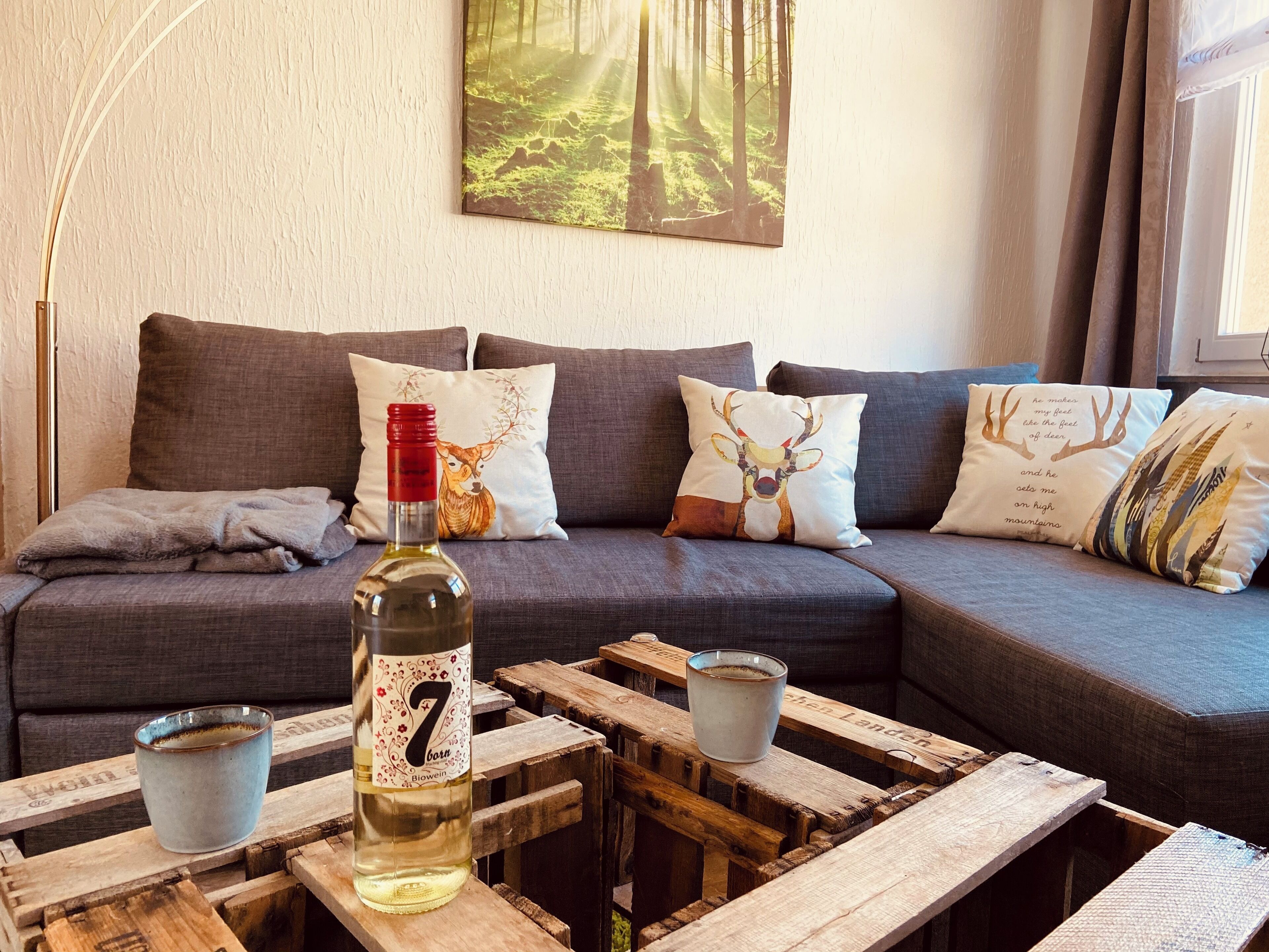 Fernseher, Kamin, Bücher, Stereoanlage