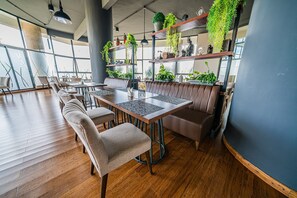Restaurant - The Curve by the Park (Syokimau)