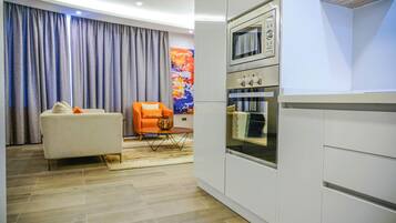 Apartemen Deluks | 2 kamar tidur, meja kerja, ruang kerja ramah laptop, dan kedap suara