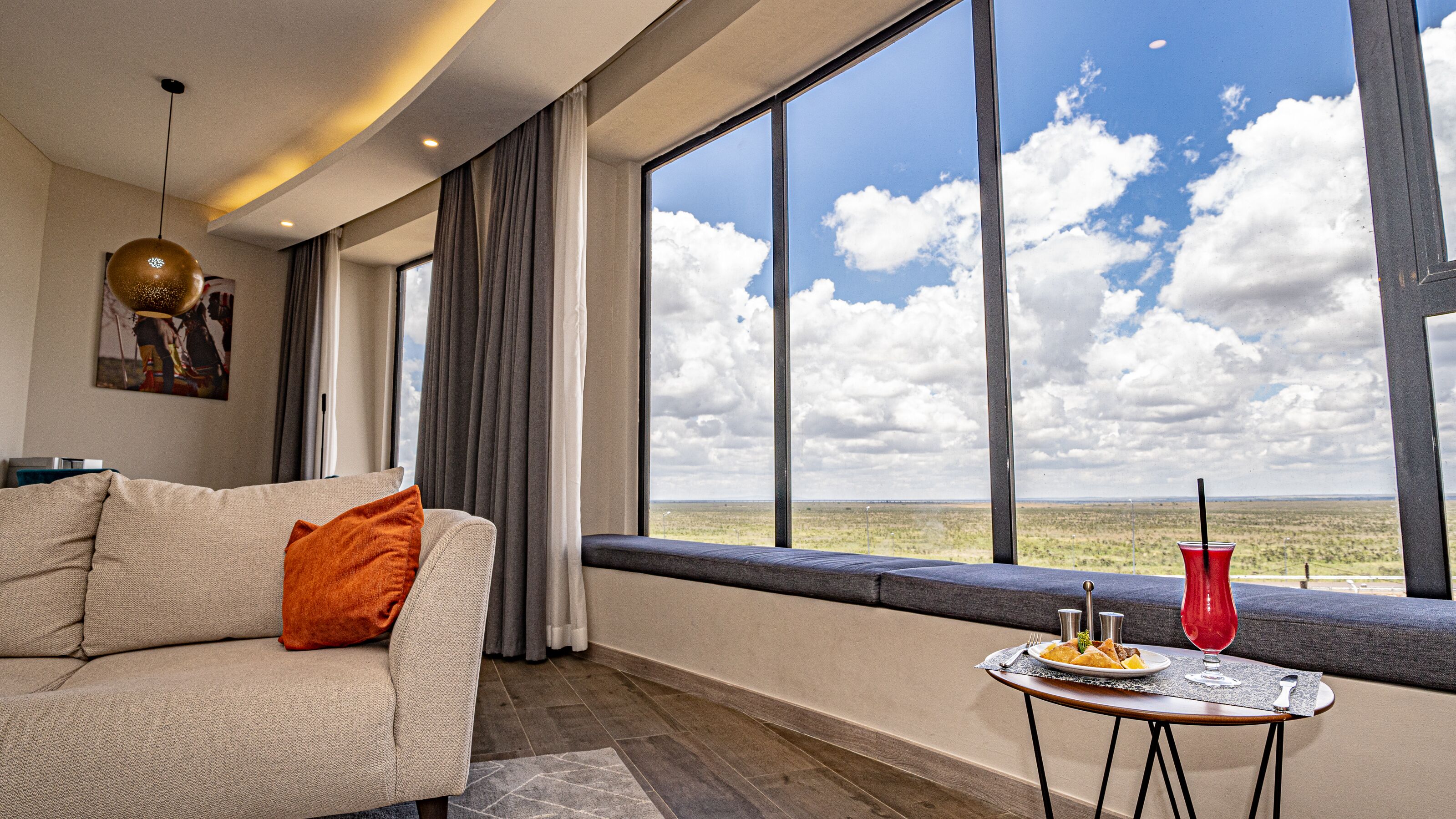 Apartemen Deluks | Meja kerja, ruang kerja ramah laptop, dan kedap suara