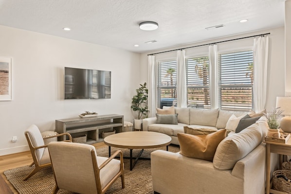 Townhome - 4 sovrum | Vardagsrum | Smart-tv