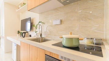 Business Apartment | 1 bedroom, down comforters, desk, laptop workspace