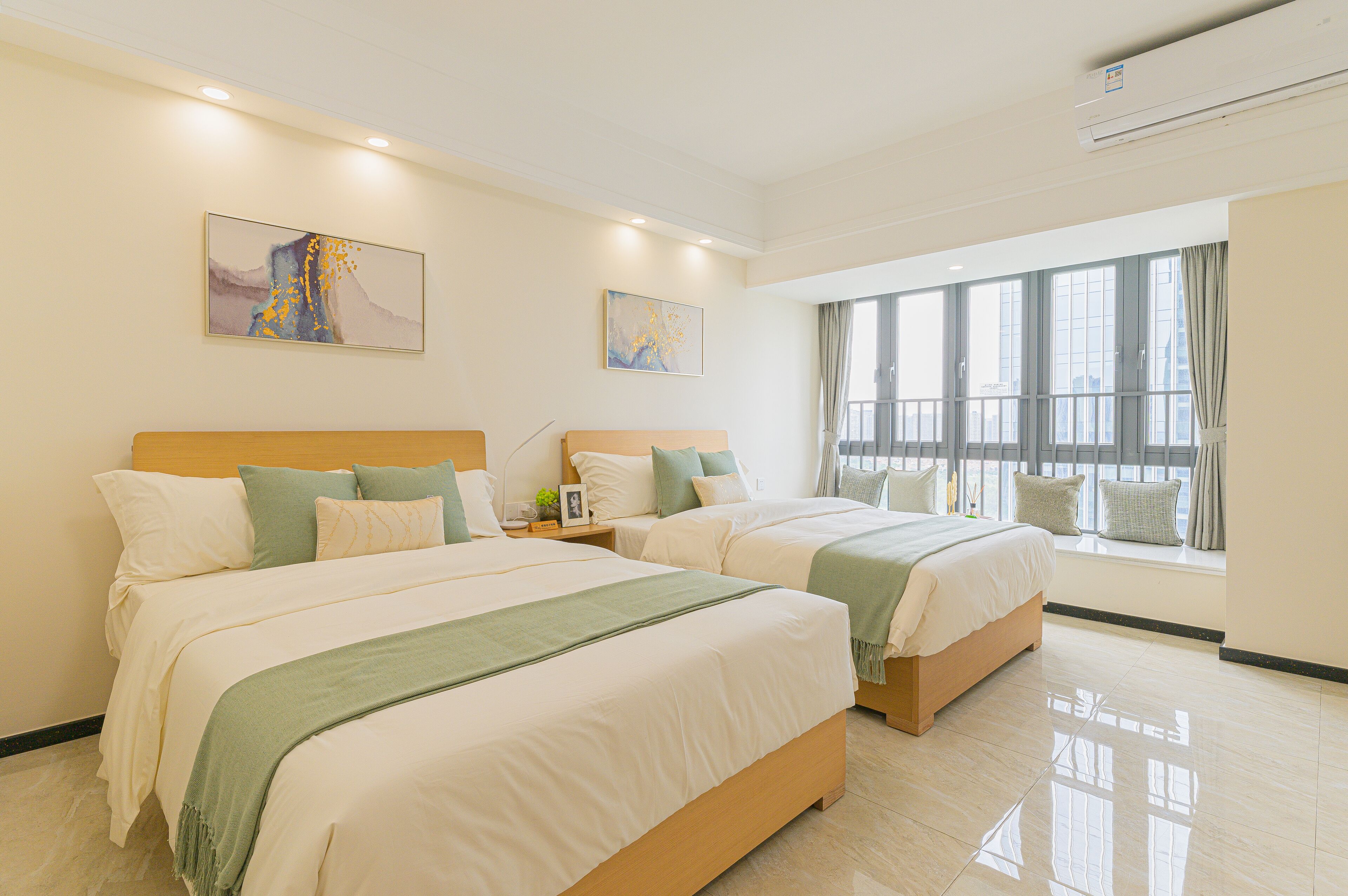 Cubrecamas, escritorio y espacio para trabajar con laptop 