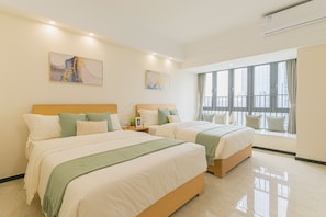 Down duvets, desk, laptop workspace, blackout curtains - Bainianhui International Apartment (Foshan)