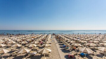 En la playa, arena blanca