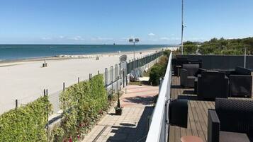 En la playa y playa de arena blanca