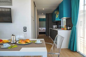 Lodge Elite - MDG (Elite Mobile Home) | Eget kjøkken | Kjøleskap, kokeplater, oppvaskmaskin og høy barnestol