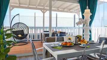 Elite stacaravan, uitzicht op zee, aan het strand | Woonruimte