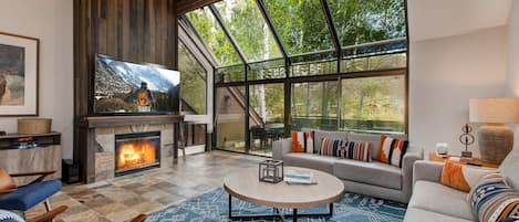 Televisión, chimenea y oficina