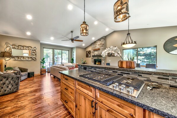 Fridge, microwave, oven, stovetop - Lx24 south lake tahoe brand new cabin vhr210131 (South Lake Tahoe)