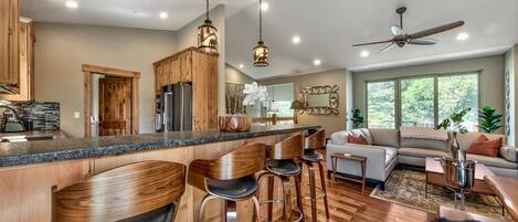 电视、壁炉、桌上足球、乒乓球