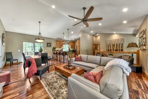 TV, fireplace, table football, ping pong - Lx24 south lake tahoe brand new cabin vhr210131 (South Lake Tahoe)