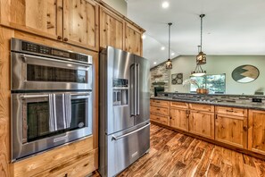 Fridge, microwave, oven, stovetop - Lx24 south lake tahoe brand new cabin vhr210131 (South Lake Tahoe)