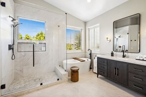 Bathtub, hair dryer, towels, soap - Scottsdale Quarter Kierland Golf, Pool & Spa, Phx Open,Mayo Clinic 30 Day Min (Scottsdale)