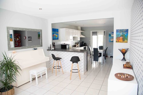 HOUSE, CONTEMPORARY COMFORT AND TRANQUILITY 15 MINUTES FROM THE BEACH 