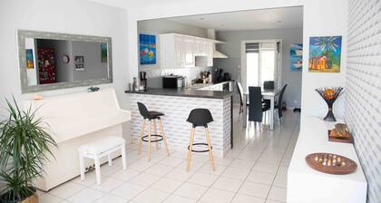 HOUSE, CONTEMPORARY COMFORT AND TRANQUILITY 15 MINUTES FROM THE BEACH