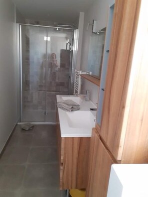 Tina, secadora de cabello, jabón, papel de baño 