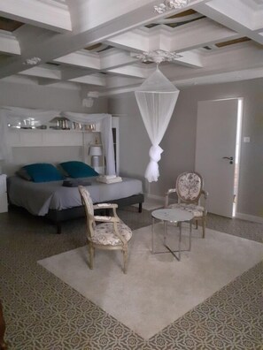 5 chambres, fer et planche à repasser, lit de bébé portatif