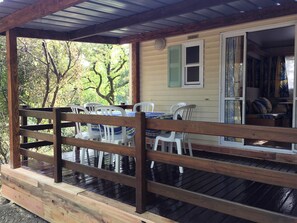 Outdoor dining - Chalet Lilas (Saint-Christol-lès-Alès)