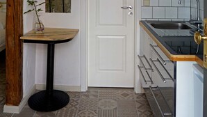 Kaffetrakter/tekoker, kjøleskap, mikrobølgeovn og kokeplater