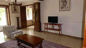 Televisión, libros y oficina 