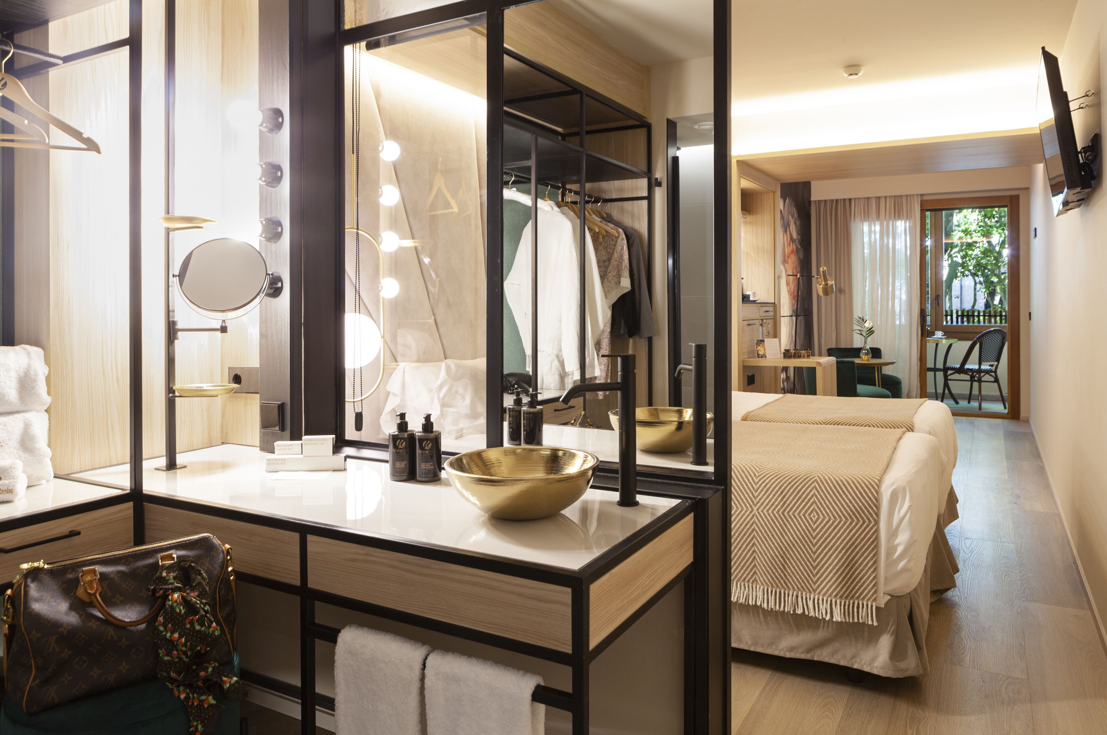 Roba de llit d'alta qualitat, minibar i caixa forta a l'habitació 