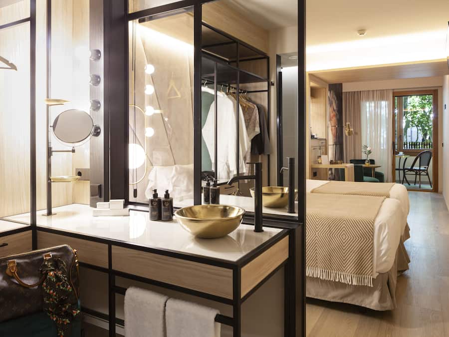 Roupas de cama premium, frigobar, cofres nos quartos, cortinas blackout