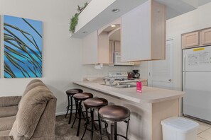 冷蔵庫、電子レンジ、オーブン、コンロ