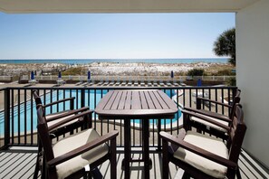 Outdoor dining - Sea Oats 203 Gulf front condo (Fort Walton Beach)