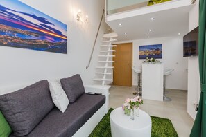 Apartment, 1 Queen Bed | Living room