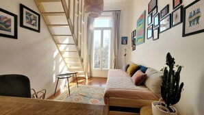 Ein gemütliches Zimmer mit Schlafkoje, einem kleinen Tisch und einer Treppe zu einer erhöhten Ebene.