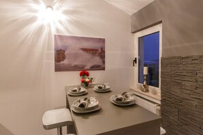 Departamento, 1 cama Queen size y sofá cama | Cocina privada | Refrigerador, microondas, horno y parrilla de estufa